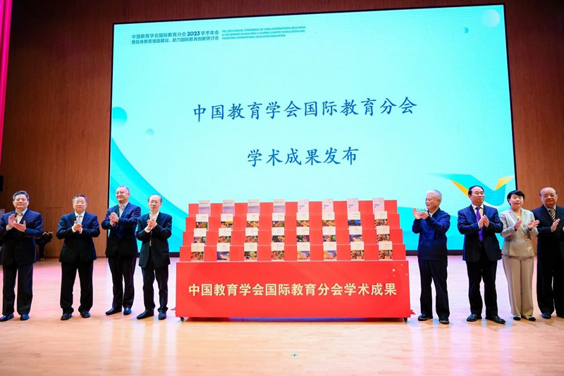 部分与会领导揭幕合影_800.jpg