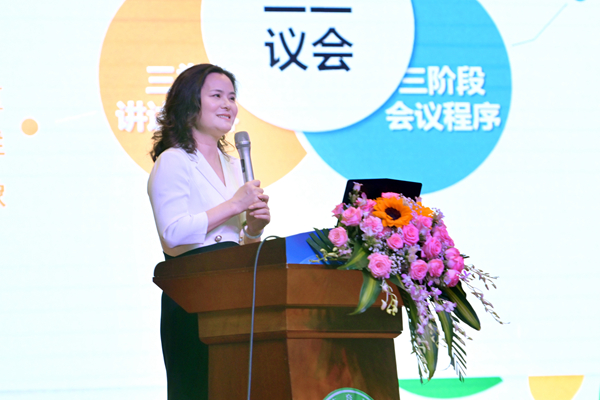 育英学校唐冬梅书记_600.jpg
