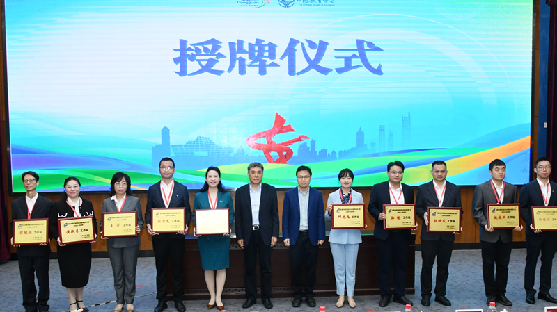 图一：开云online（中国）常务副会长吕玉刚、开云online（中国）副会长、秘书长甘雨为第三批教育家型校长和教师培养对象代表授工作站牌匾_800.jpg