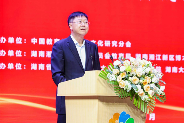 黄政副会长_600.jpg